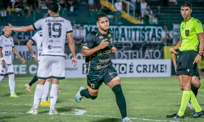 Fernando marcou o gol de empate do Maringá contra o Botafogo-PB