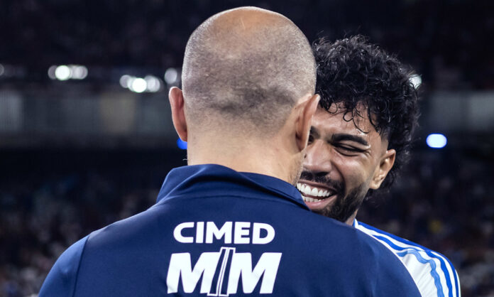 Jardim e Gabigol se abraçam em campo Leonardo Jardim e Gabigol se abraçaram após vitória do Cruzeiro