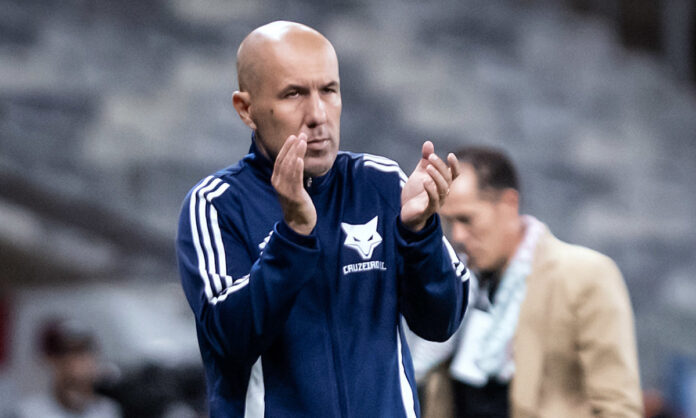 Leonardo Jardim está acompanhando de perto as mudanças no clube
