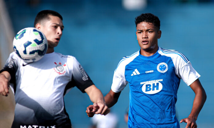Kaique Kenji atuou por 45 minutos diante do Corinthians