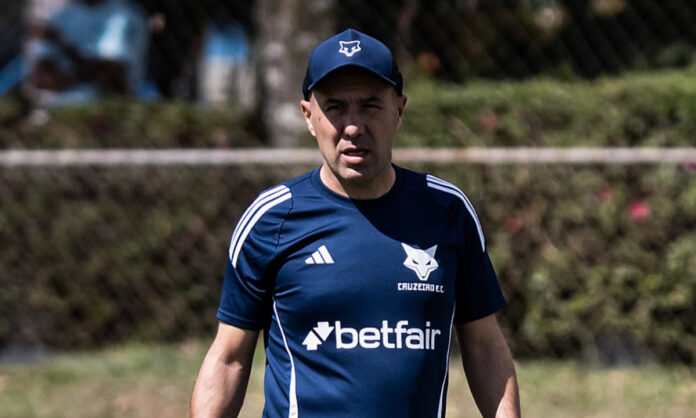 Leonardo Jardim definiu o time do Cruzeiro contra o Atlético-MG