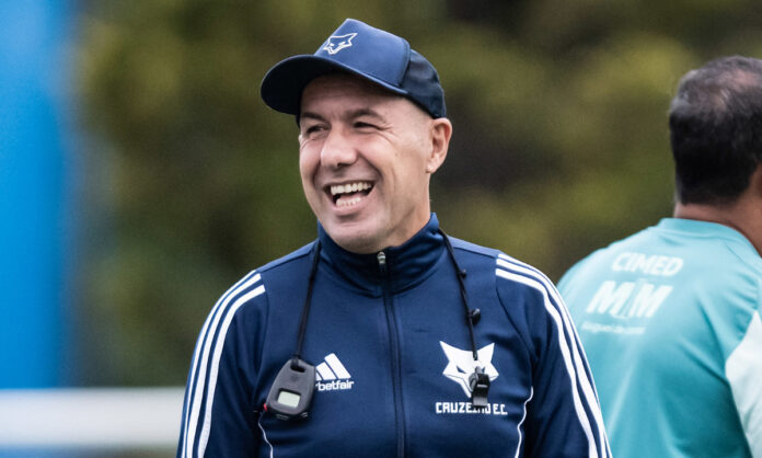Leonardo Jardim tem cinco vitórias com o Cruzeiro no Brasileiro
