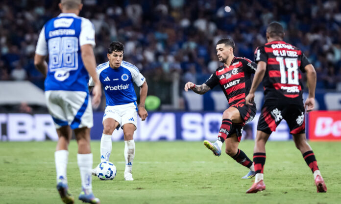 Lucas Romero, volante do Cruzeiro Lucas Romero comentou sobre renovação com o Cruzeiro