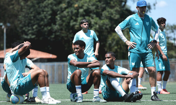 Time do Cruzeiro sub-20 em treino Cruzeiro se prepara para jogo contra o Corinthians