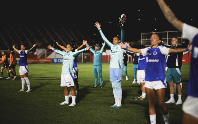 Jogadoras do Cruzeiro celebram vitória sobre a Ferroviária pelo Brasileiro Jogadoras do Cruzeiro celebram vitória sobre a Ferroviária pelo Brasileiro