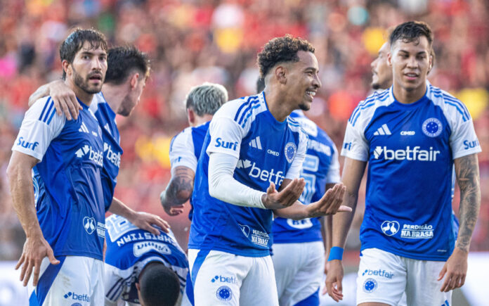 Cruzeiro celebra gol contra o Sport