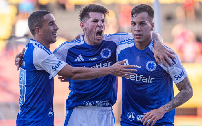 Christian, Villalba e Kaio Jorge celebram gol do Cruzeiro contra o Sport