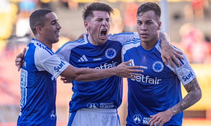 Time do Cruzeiro no clássico contra o Atlético-MG