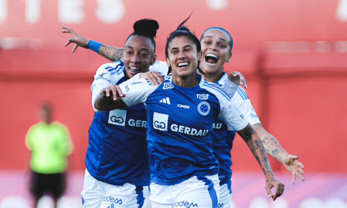Cabulosas comemoram gol contra a Ferroviária