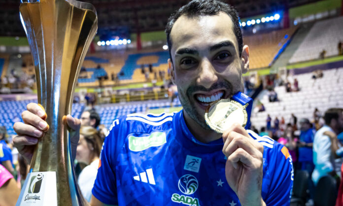 Douglas Souza morde medalha de ouro da Superliga