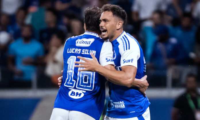 eduardocruzeiro Eduardo abraça Lucas Silva após sofrer pênalti