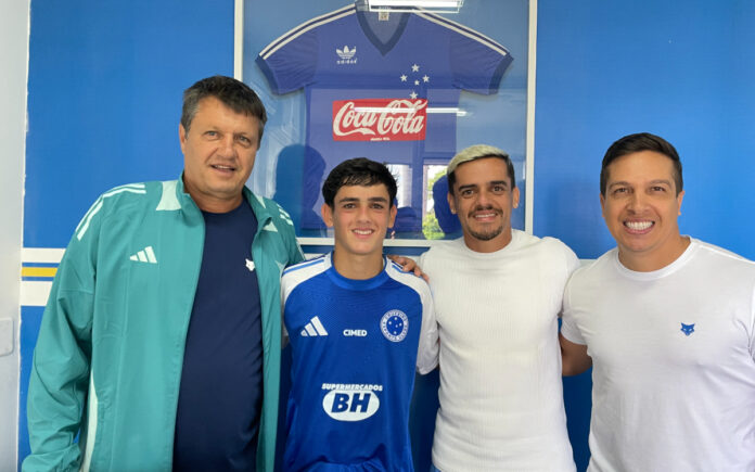 Adilson Batista, Henrique Lemos e Fagner na Toca da Raposa l (Foto: Pedro Carvalho/Cruzeiro)