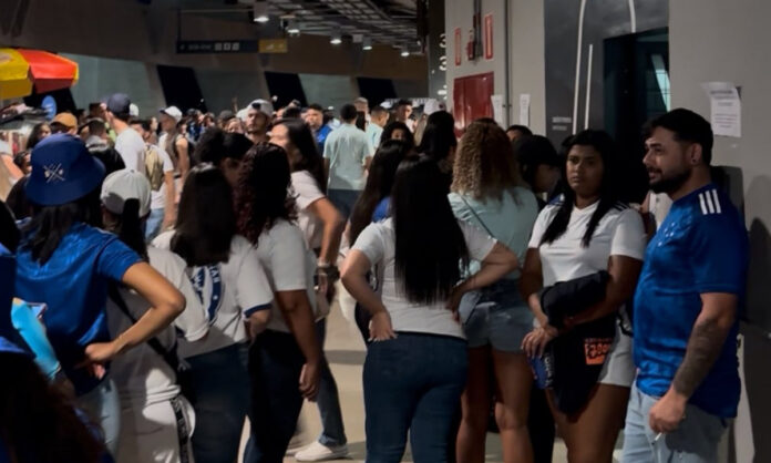 Torcedoras do Cruzeiro enfrentaram filas nos banheiros do Mineirão