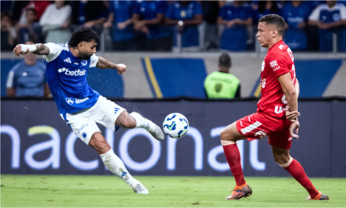 Gabigol tenta marcar contra o Vila Nova-GO
