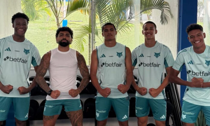 Gabigol ao lado de crias do Cruzeiro na Toca II
