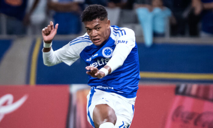 Kaique Kenji quase marcou gol contra o Palestino