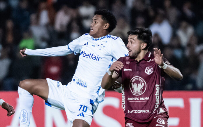 Kaique Kenji, do Cruzeiro, em jogo na Sul-Americana