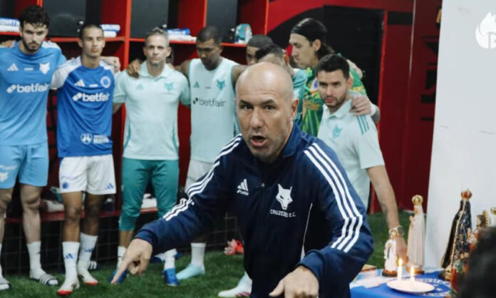 leonardojardimbastidores Leonardo Jardim no vestiário contra o Sport