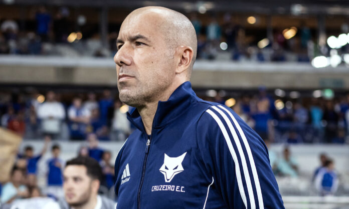Leonardo Jardim em jogo no Mineirão, em BH