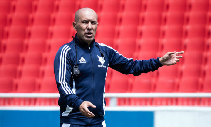 Leonardo Jardim em treino do Cruzeiro na casa da LDU, em Quito