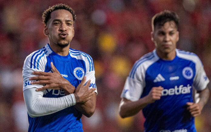 Matheus Pereira e Kaio Jorge celebram gol do Cruzeiro no Brasileirão