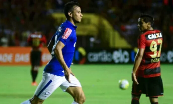 Bruno Rodrigues comemora gol do Cruzeiro na Ilha do Retiro