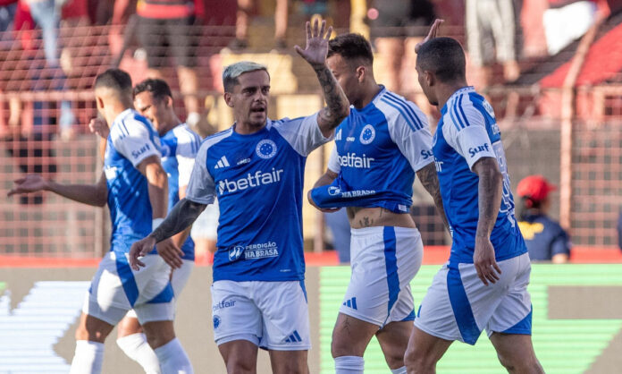 Jogadores do Cruzeiro comemoram gol contra o Sport, na Ilha do Retiro