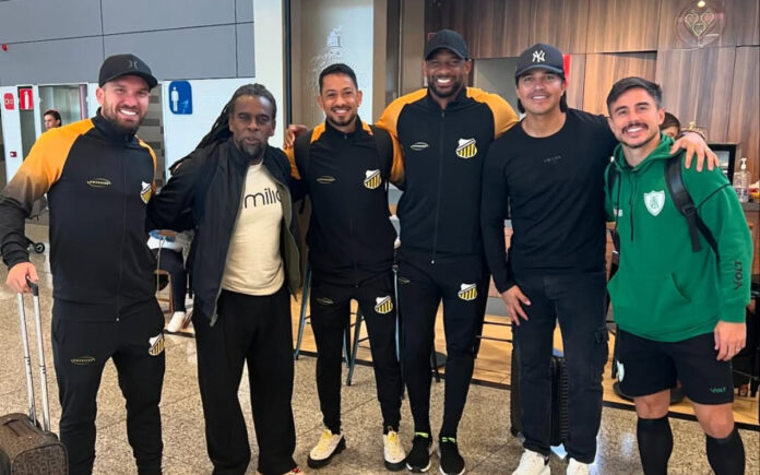 Tinga ao lado de Willian Farias, Lucca, Rafael Donato, Marcelo Moreno e Willian Bigode no Aeroporto de Confins