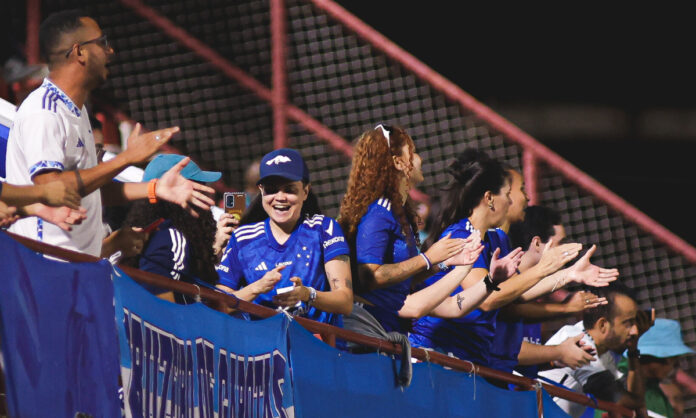 Torcida do Cruzeiro no Castor Cifuentes