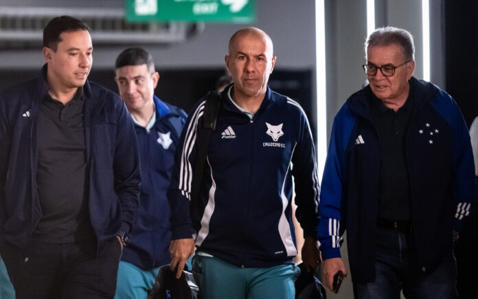 Leonardo Jardim ao lado do vice-presidente Pedro Júnio e do executivo de futebol Paulo Pelaipe