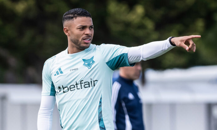 Wanderson em treino na Toca da Raposa II